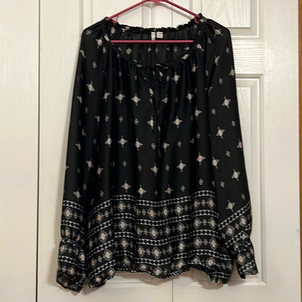 Cato sheer top with neckline tie and elastic bottom and wrist. 22/24W